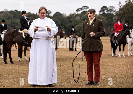 Ein Laien Minister bietet den Segen der Hunde zum Start der Saison Fuchsjagd in Middleton Place Plantation, Charleston, South Carolina. Stockfoto