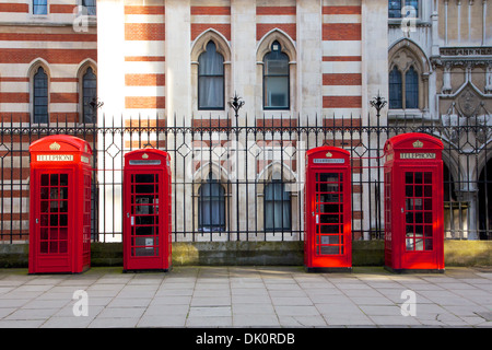 Symmetrische Anordnung der roten Londoner Telefonzellen in London, England. Stockfoto