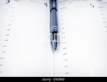 Stift und Zeitplan im Kalender Stockfoto