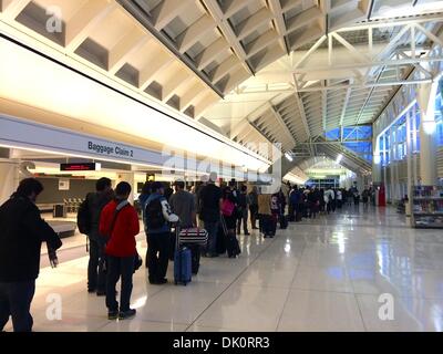 Lange Schlangen an den Sicherheitskontrollen am Ontario Flughafen in Kalifornien. Stockfoto