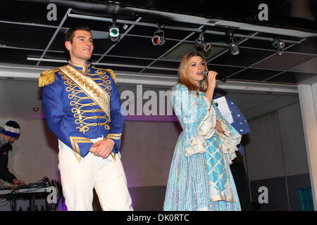 Bromley, UK. 1. Dezember 2013. Matt Lapinskas in Bromley High Street vor der Umschaltung der Weihnachtszeit leuchtet auf. Bildnachweis: Keith Larby/Alamy Live-Nachrichten Stockfoto