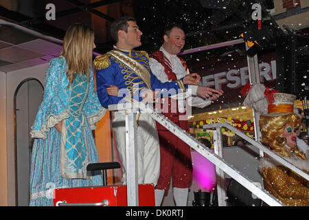Bromley, UK. 1. Dezember 2013. Anna Williamson, Matt Lapinskas und Andrew Agnew genießen den Schnee nach dem Einschalten der Weihnachtsbeleuchtung in Bromley. Bildnachweis: Keith Larby/Alamy Live-Nachrichten Stockfoto
