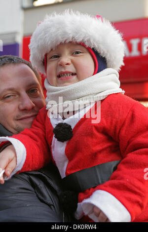 Bromley, UK. 1. Dezember 2013. Ein kleiner Weihnachtsmann Bromley High Street vor der Umschaltung der Weihnachtszeit leuchtet. Bildnachweis: Keith Larby/Alamy Live-Nachrichten Stockfoto