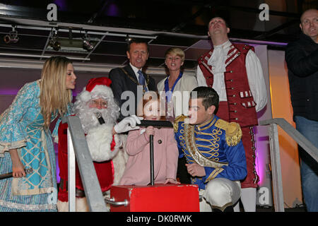 Bromley, UK. 1. Dezember 2013. Anna Williamson & Matt Lapinskas zusammen mit Santa Claus und der Bürgermeister von Bromley Einschalten der Weihnachtsbeleuchtung. Bildnachweis: Keith Larby/Alamy Live-Nachrichten Stockfoto