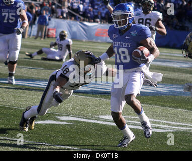 8. Januar 2011 - Birmingham, AL - UK'' s Randall Cobb brachte den Ball zur ein-Fuß-Linie im dritten Quartal auf Samstag, 8. Januar 2011 während der BBVA Compass Schüssel, Kentucky vs. Pittsburgh, in Legion Field in Birmingham, Alabama. Der Angriff ist Jarred Holley (18).   Pitt gewann 27-10.  Foto von David Perry | Personal. (Kredit-Bild: © Lexington Herald-Leader/ZUMAPRESS.com) Stockfoto