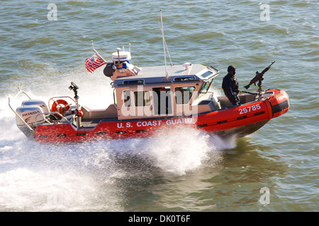 U.S. Coast Guard Patrouillenboot beschleunigt durch die Gewässer vor Manhattan in New York, NY, USA. Stockfoto