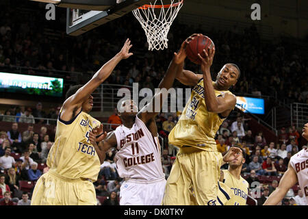 8. Januar 2011 - Chestnut Hill, Massachusetts, Vereinigte Staaten von Amerika - Georgia Tech Yellow Jackets vorwärts Kammeon Holsey (24) einen defensiven Rebound zieht wo besiegt Boston College Georgia Tech 86 - 75. (Kredit-Bild: © Mark Box/Southcreek Global/ZUMAPRESS.com) Stockfoto