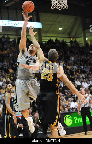 8. Januar 2011 legt - Boulder, Colorado, Vereinigte Staaten von Amerika - Colorado Buffaloes vorwärts Marcus Relphorde (5) in einen Floater über Missouri Tigers vorwärts Justin Safford (23) in der zweiten Hälfte. Colorado Buffaloes besiegte die Missouri Tiger #9 auf Platz mit einem Score von 89 bis 76 bei der Hälfte an Coors Event Center. (Kredit-Bild: © Andrew Fielding/Southcreek Global/ZUMAPRESS.com) Stockfoto