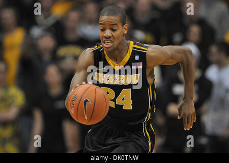 8. Januar 2011 bringt - Boulder, Colorado, Vereinigte Staaten von Amerika - Missouri Tigers Wache Kim Englisch (24) die Kugel vorne in der ersten Hälfte. Colorado Buffaloes besiegte die Missouri Tiger #9 auf Platz mit einem Score von 89 bis 76 bei der Hälfte an Coors Event Center. (Kredit-Bild: © Andrew Fielding/Southcreek Global/ZUMAPRESS.com) Stockfoto