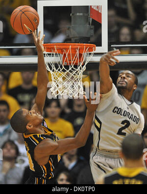 8. Januar 2011 - Boulder, Colorado, Vereinigte Staaten von Amerika - Colorado Buffaloes Guard Shannon Sharpe (2) blockiert die Aufnahme von Missouri Tigers schützen Kim Englisch (24) in der zweiten Hälfte. Colorado Buffaloes besiegte die Missouri Tiger #9 auf Platz mit einem Score von 89 bis 76 bei der Hälfte an Coors Event Center. (Kredit-Bild: © Andrew Fielding/Southcreek Global/ZUMAPRESS.com) Stockfoto