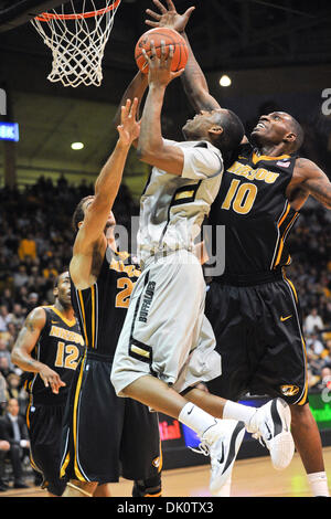 8. Januar 2011 - Boulder, Colorado, Vereinigte Staaten von Amerika - Colorado Buffaloes Wache Alec Burks (10) auf den Reifen geht, wie Missouri Tigers Ricardo Ratliffe (10 weiterleiten) und Missouri Tigers Justin Safford (23 weiterleiten) verteidigen. Colorado Buffaloes besiegte die Missouri Tiger #9 auf Platz mit einem Score von 89 bis 76 bei der Hälfte an Coors Event Center. (Kredit-Bild: © Andrew Fielding/Southcr Stockfoto