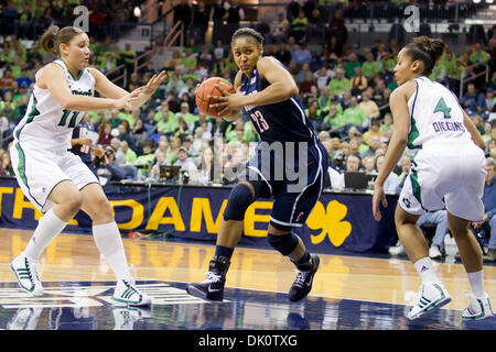 8. Januar 2011 - verteidigen Südschlaufe, Indiana, USA - Connecticut vorwärts Maya Moore (#23) für eine Aufnahme als Notre Dame vorwärts Natalie Achonwa (#11) und Notre Dame Wache Skylar Diggins (#4) steigt in die 2. Hälfte Aktion während der NCAA Frauen-Basketball-Spiel zwischen Connecticut und Notre Dame.  Die Connecticut Huskies besiegte die Notre Dame Fighting Irish-79-76 im Spiel im Purcell-Pavillon an der th Stockfoto