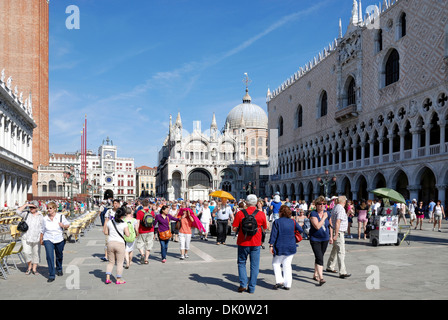 Der berühmte Markusplatz in Venedig. Stockfoto