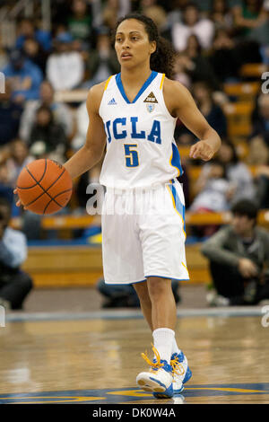 8. Januar 2011 - Westwood, Kalifornien, USA - UCLA Schutzvorrichtung Mariah Williams #5 in Aktion während der USC Vs UCLA Spiel im Pauley Pavilion. Die UCLA Bruins fuhr fort, um die USC Trojans mit einem Endstand von 61-42 zu besiegen. (Kredit-Bild: © Brandon Parry/Southcreek Global/ZUMAPRESS.com) Stockfoto