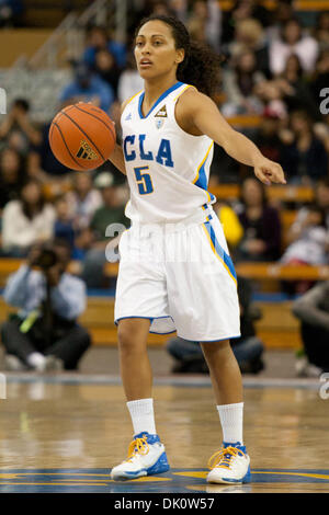 8. Januar 2011 - Westwood, Kalifornien, USA - UCLA Schutzvorrichtung Mariah Williams #5 in Aktion während der USC Vs UCLA Spiel im Pauley Pavilion. Die UCLA Bruins fuhr fort, um die USC Trojans mit einem Endstand von 61-42 zu besiegen. (Kredit-Bild: © Brandon Parry/Southcreek Global/ZUMAPRESS.com) Stockfoto