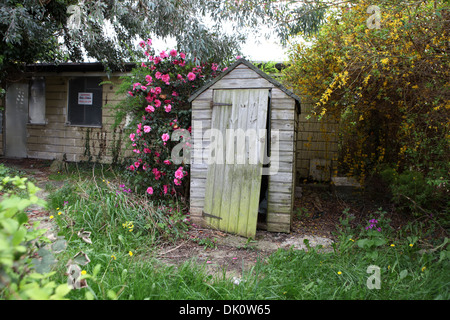 Verlassenen Schuppen in einem Fertighaus Nachkriegs-Garten auf dem Excalibur-Anwesen in nstige, Süd-London Stockfoto