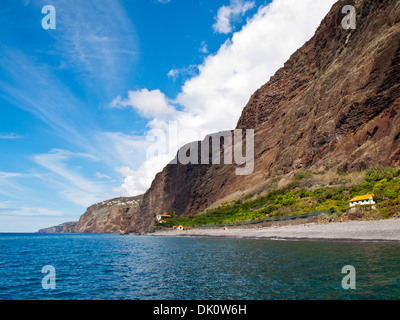 Fajã Dos Padres felsigen Strand und Klippen Stockfoto