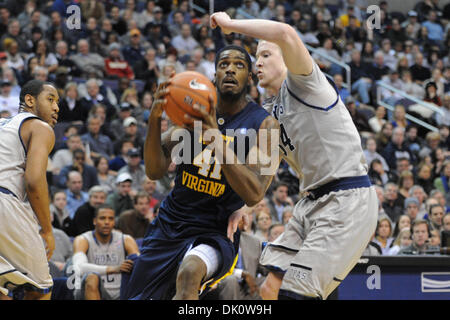 8. Januar 2011 weiter - Washington, District Of Columbia, Vereinigte Staaten von Amerika - West Virginia Mountaineers John Blumen (41) Laufwerke um Georgetown Hoyas vorwärts Nate Lubick (34) während der ersten Hälfte im Verizon Center. Zur Halbzeit führen die West Virginia Mountaineers Georgetown Hoyas 29-25 (Credit-Bild: © Carlos Suanes/Southcreek Global/ZUMAPRESS.com) Stockfoto