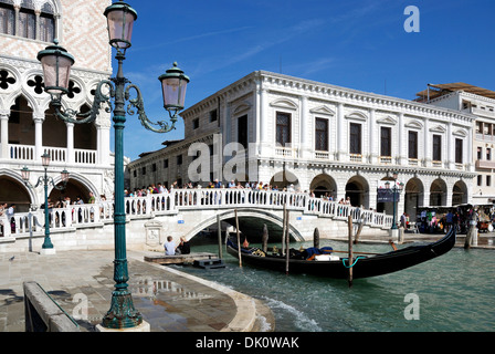 Der Doge Palast Palazzo Ducale mit Stroh Brücke Ponte della Paglia in Venedig. Stockfoto