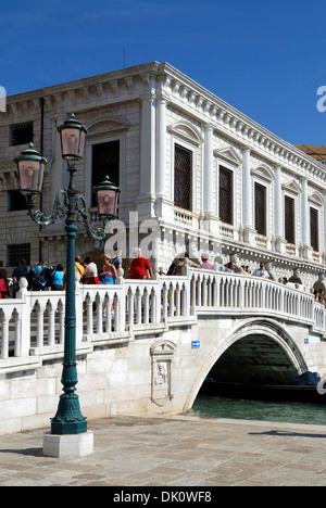 Der Doge Palast Palazzo Ducale mit Stroh Brücke Ponte della Paglia in Venedig. Stockfoto