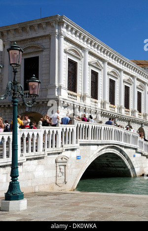 Der Doge Palast Palazzo Ducale mit Stroh Brücke Ponte della Paglia in Venedig. Stockfoto