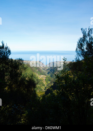 Blick auf das Meer entlang th Caldeirão Verde Levada Pfad Stockfoto