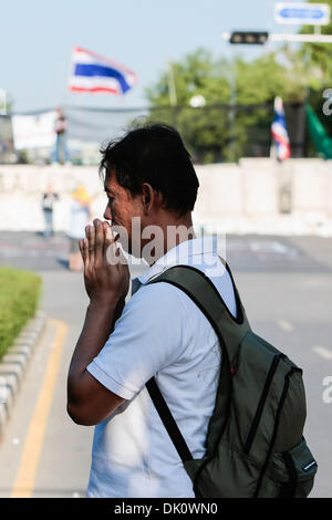 Bangkok, Thailand. 1. Dezember 2013. Ein Demonstrant beten vor eine Pattsituation zwischen Anti-Regierungs-Demonstranten und der Polizei, Government House. Bildnachweis: ZUMA Press, Inc./Alamy Live-Nachrichten Stockfoto