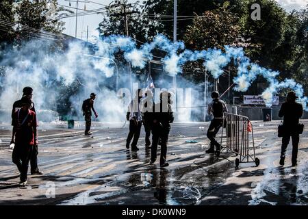 Bangkok, Thailand. 1. Dezember 2013. Demonstranten Rückzug als Polizei Feuer Tränengas Kanister in eine Pattsituation zwischen Anti-Regierungs-Demonstranten und der Polizei, Government House. Bildnachweis: ZUMA Press, Inc./Alamy Live-Nachrichten Stockfoto