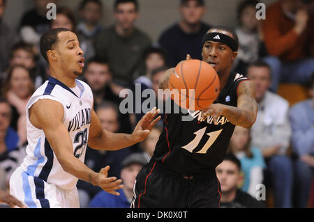 9. Januar 2011 - Villanova, Pennsylvania, USA - Cincinnati Guard Larry Davis (11) der Ball von Villanova bewacht geht bewachen Dominic Cheek (23) In einer Schlacht von ein paar der besten 25 Teams Villanova führt Cincinnati 39-23 führt zur Halbzeit ein Spiel im Pavillon in Villanova, Pennsylvania (Credit-Bild: © Mike McAtee/Southcreek Global/ZUMAPRESS.com) Stockfoto