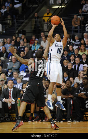 9. Januar 2011 - Villanova, Pennsylvania, USA - Villanova Guard Corey Fisher (10) schießt drei über Cincinnati Guard Larry Davis (11). In einer Schlacht von ein paar der besten 25 Teams Villanova führt Cincinnati 39-23 führt zur Halbzeit ein Spiel im Pavillon in Villanova, Pennsylvania (Credit-Bild: © Mike McAtee/Southcreek Global/ZUMAPRESS.com) Stockfoto