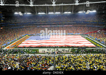 10. Januar 2011 - Glendale, Arizona, USA - die US-Flagge deckt den gesamten Bereich während pregame Tätigkeitsbereiche der BCS National Championship-Spiel #1 bis #2 rangiert Oregon Ducks rangiert Auburn Tigers im University of Phoenix Stadium in Glendale, Arizona.  Auburn Tigers führen die Oregon Ducks 16-11 bei der Hälfte. (Kredit-Bild: © Steven Leija/Southcreek Global/ZUMAPRESS.com Stockfoto