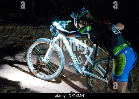 9. Oktober 2010 - Moab, Utah, schiebt USA - JARI KIRKLAND ihr Fahrrad den sandigen Hügel hinauf in den 24 Stunden von Moab Langstreckenrennen. (Kredit-Bild: © Braden Gunem/ZUMAPRESS.com) Stockfoto