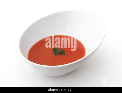 Eine Schüssel Tomatensuppe isoliert auf einem weißen Hintergrund. Stockfoto