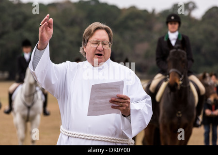 Ein Laien Minister bietet den Segen der Hunde zum Start der Fuchsjagd Saison in Middleton Place Plantation 1. Dezember 2013 in Charleston, SC. Stockfoto