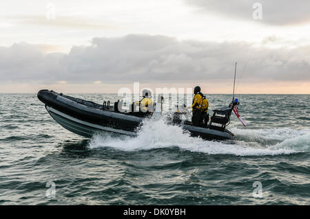 Belfast, Nordirland. 30. November 2013 - Trockenanzüge A Royal Navy VT Halmatic Pacific 22-Verfolgung, die Rippe über Wellen mit Geschwindigkeit mit vier Passagieren an Bord tragen spritzt. Bildnachweis: Stephen Barnes/Alamy Live-Nachrichten Stockfoto