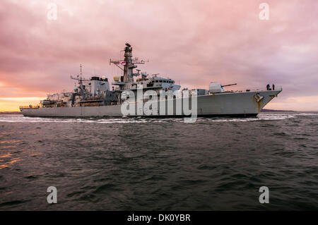 Belfast, Nordirland. 30. November 2013 - Sonnenaufgang hinter HMS Monmouth, Royal Navy geben 23 Fregatte Credit: Stephen Barnes/Alamy Live News Stockfoto