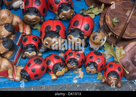 Hölzerne Marienkäfer Figuren zum Verkauf an der Porta Portese Flohmarkt, Rom, Italien Stockfoto