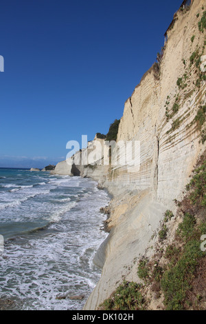 Griechenland, Eptanese, Insel Korfu (Kerkyra). Longas Beach (Nordküste), einen schmalen Streifen Sand unter weißen Klippen neben Peroulad Stockfoto