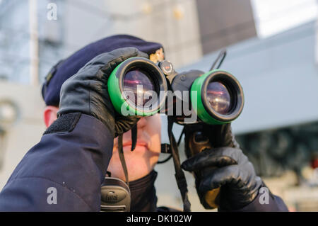 Belfast, Nordirland. 30. November 2013 - blickt Royal Navy Matrose auf das Meer mit dem Fernglas. Bildnachweis: Stephen Barnes/Alamy Live-Nachrichten Stockfoto