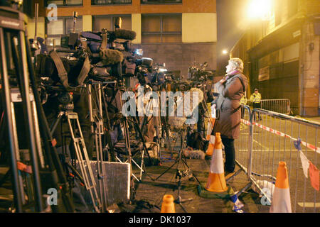 Glasgow, Schottland. 1. Dezember 2013. Clutha Pub Hubschrauber Absturzstelle. Da die Bergungsarbeiten in der dritten Nacht weiter bleiben die Weltpresse im Standby-Modus in Stockwell Street. Bildnachweis: ALAN OLIVER/Alamy Live-Nachrichten Stockfoto