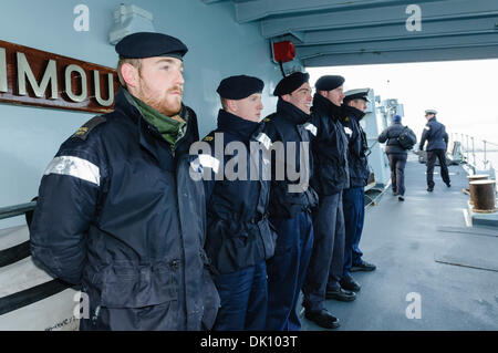 Belfast, Nordirland. 30. November 2013 - Segler auf HMS Monmouth, Baureihe Royal Navy 23 Fregatte, Line up wie das Schiff soll Liegeplatz. Bildnachweis: Stephen Barnes/Alamy Live-Nachrichten Stockfoto
