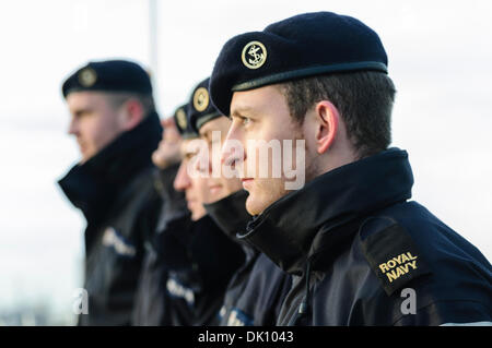 Belfast, Nordirland. 30. November 2013 - Segler auf HMS Monmouth, Baureihe Royal Navy 23 Fregatte, Line up wie das Schiff soll Liegeplatz. Bildnachweis: Stephen Barnes/Alamy Live-Nachrichten Stockfoto
