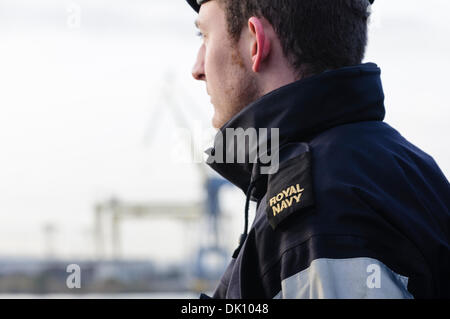 Belfast, Nordirland. 30. November 2013 - königliche Marine Matrose blickt auf den Hafen von Belfast Credit: Stephen Barnes/Alamy Live News Stockfoto