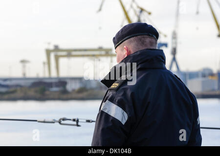 Belfast, Nordirland. 30. November 2013 - königliche Marine Matrose blickt auf den Hafen von Belfast Credit: Stephen Barnes/Alamy Live News Stockfoto