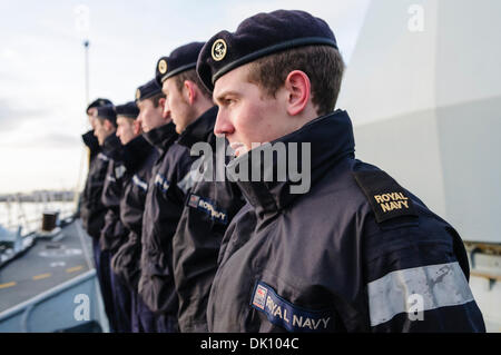 Belfast, Nordirland. 30. November 2013 - Segler auf HMS Monmouth, Baureihe Royal Navy 23 Fregatte, Line up wie das Schiff soll Liegeplatz. Bildnachweis: Stephen Barnes/Alamy Live-Nachrichten Stockfoto
