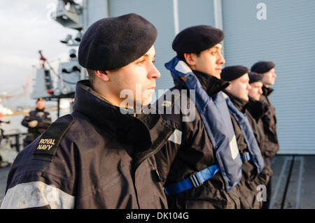 Belfast, Nordirland. 30. November 2013 - Segler auf HMS Monmouth, Baureihe Royal Navy 23 Fregatte, Line up wie das Schiff soll Liegeplatz. Bildnachweis: Stephen Barnes/Alamy Live-Nachrichten Stockfoto