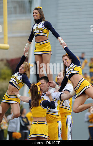 23. Oktober 2010 - Morgantown, West Virginia, Vereinigte Staaten von Amerika - WVU Cheerleader während pregame Aktivitäten vor einem Spiel gegen Syrakus durchführen. Syrakus verärgert WVU 19-14 bei Mountaineer Field. (Kredit-Bild: © Ken Inness/Southcreek Global/ZUMApress.com) Stockfoto