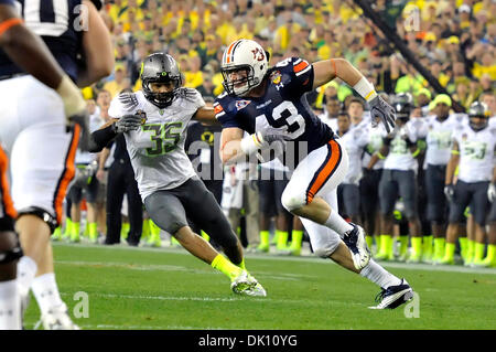 10. Januar 2011 - Glendale, Arizona, USA - Auburn Tigers-Tight-End Philip Lutzenkirchen (43) macht die Rezeption auf eine schnelle Slante während Spielaktion der BCS National Championship game, auf Platz #1 bis #2 rangiert Oregon Ducks Auburn Tigers im University of Phoenix Stadium in Glendale, Arizona.  Auburn Tigers besiegen Oregon Ducks 22-19. (Kredit-Bild: © Steven Leij Stockfoto