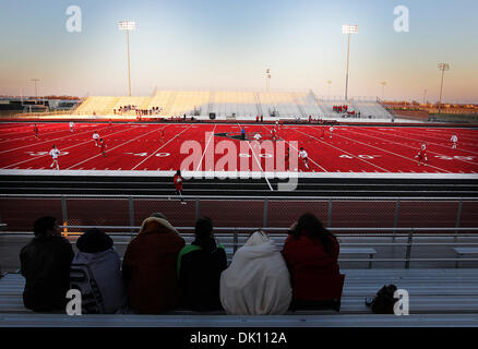 11. Januar 2011 - New Braunfels, Texas, USA - Hays und Canyon High School Varsity Fußballspieler konkurrieren auf Canyon des neu renovierten rot begrünt Fußball Feld auf Dienstag, 11. Januar 2011 in New Braunfels, Texas. Canyon Feld ist die zweite rote jemals installiert, auf dem Land und der erste für eine High School. Das rote Feld gehört zur Eastern Washington University. (Cred Stockfoto