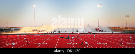 11. Januar 2011 - New Braunfels, Texas, USA - Hays und Canyon High School Varsity Fußballspieler konkurrieren auf Canyon des neu renovierten rot begrünt Fußball Feld auf Dienstag, 11. Januar 2011 in New Braunfels, Texas. Canyon Feld ist die zweite rote jemals installiert, auf dem Land und der erste für eine High School. Das rote Feld gehört zur Eastern Washington University. (Cred Stockfoto